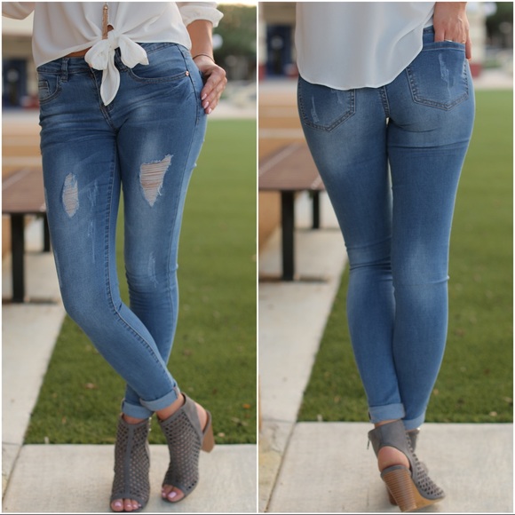 ✨LAST✨Medium Wash Lightly distressed skinny jeans - Picture 2 of 3